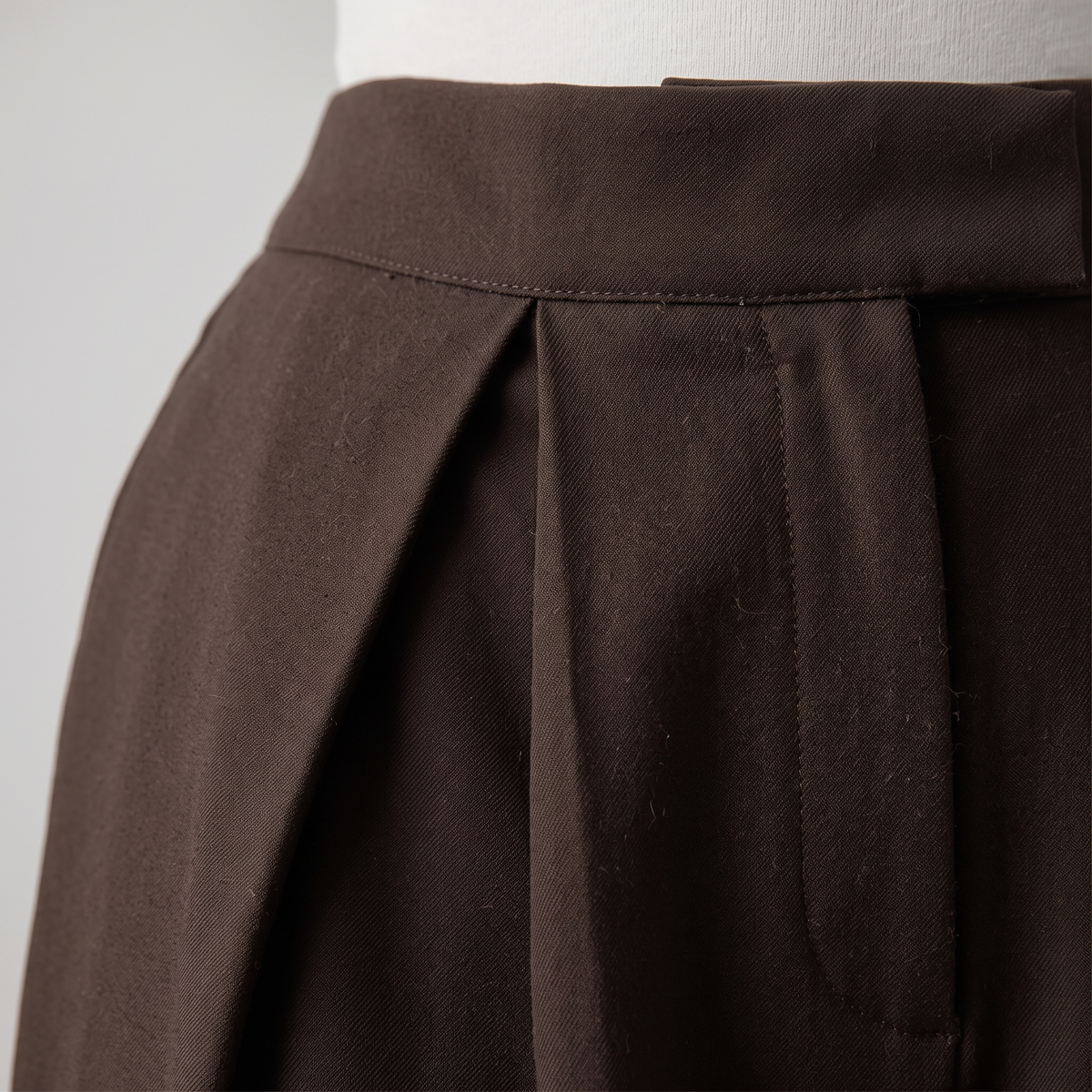 High-Waisted Pleated Wide-Leg Pants - Gray - close-up
