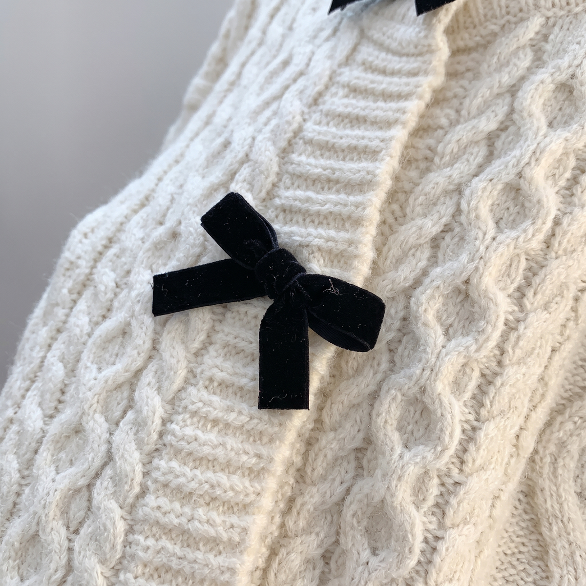Bow Tie Cable Knit Cardigan - Off White - close-up